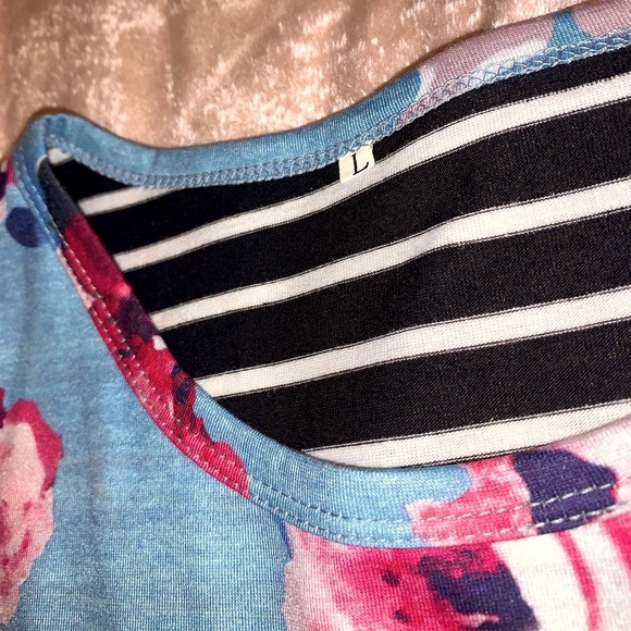 🔥Sold on MERC🔥 Floral striped tshirt - Picture 3 of 4